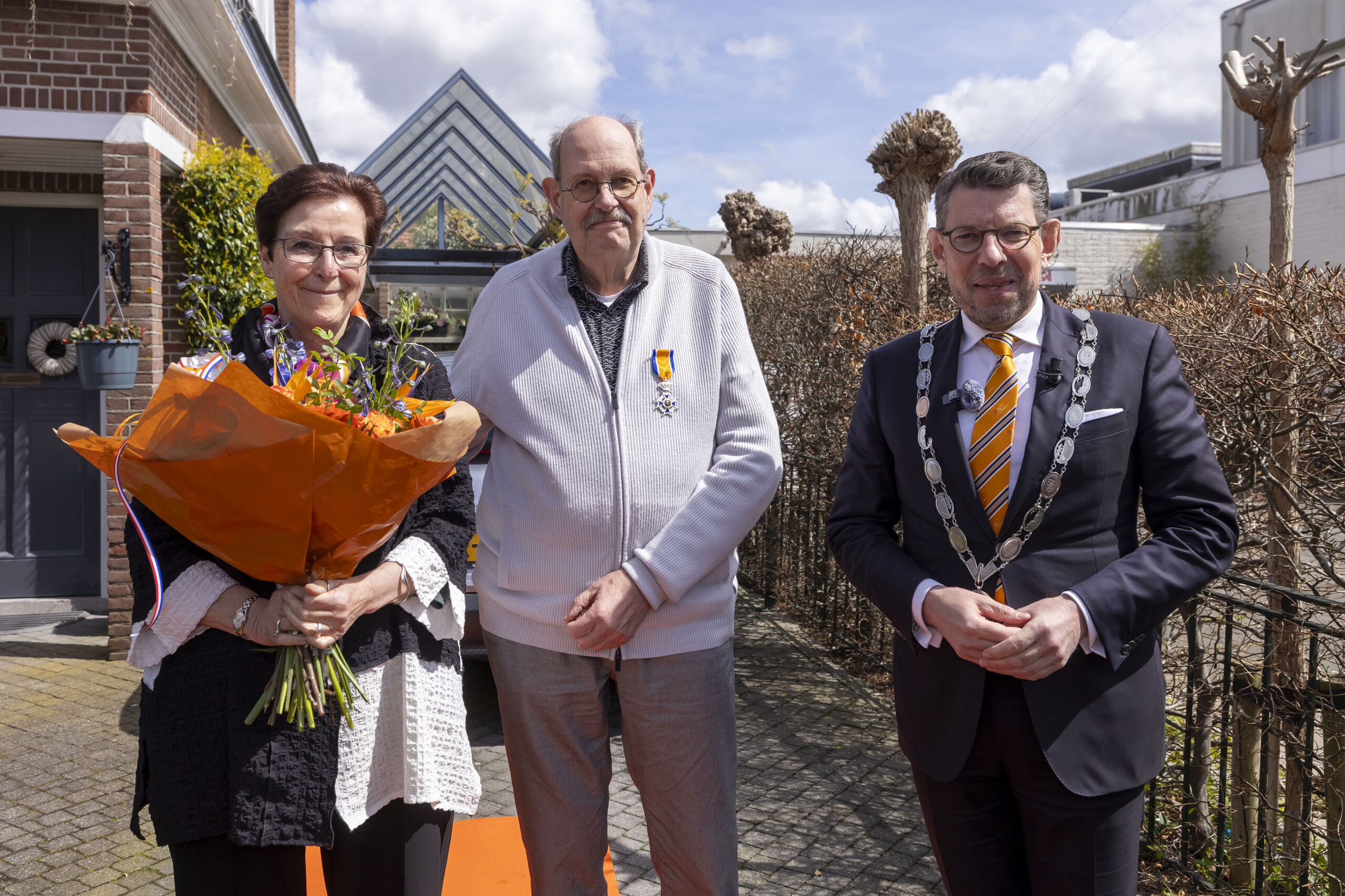 26042024 - wateringen,  
De heer E.R. (Eric) Borggreve uit Wateringen - Ridder in de Orde van Oranje-Nassau

Is sinds 2014 bestuurlijk actief (vanaf 2017 voorzitter) voor de Vereniging tot Belangenbehartiging van bungalowpark De Klepperstee, met 122 vakantiewoningen. Gedurende 9 jaar vervult hij de functie van voorzitter van de Culturele Raad Wateringen-Kwintsheul en is sinds 2016 actief voor vrijwilligersorganisatie Vitis Welzijn als bestuurscoach bij de bestuurdersbank en als bezoeker informatief huisbezoek. Sinds 2017 is hij lid van de Raad van Bestuur van Cultuurweb Westland. Gedurende lange tijd actief in de politiek voor de Partij van de Arbeid (PvdA), sinds 2002 tot aan de herindeling naar gemeente Westland (1-1-2004) raadslid voor de gemeente Wateringen en gedurende 9 maanden (2002/2003) lid van de Provinciale Staten van Zuid-Holland. Vier jaar voorzitter van PvdA, afdeling Westland (2004-2008) en wethouder en tevens gemeenteraadslid (1981-1994) voor de gemeente Rheden.


Gemeente Westland
© Thierry Schut