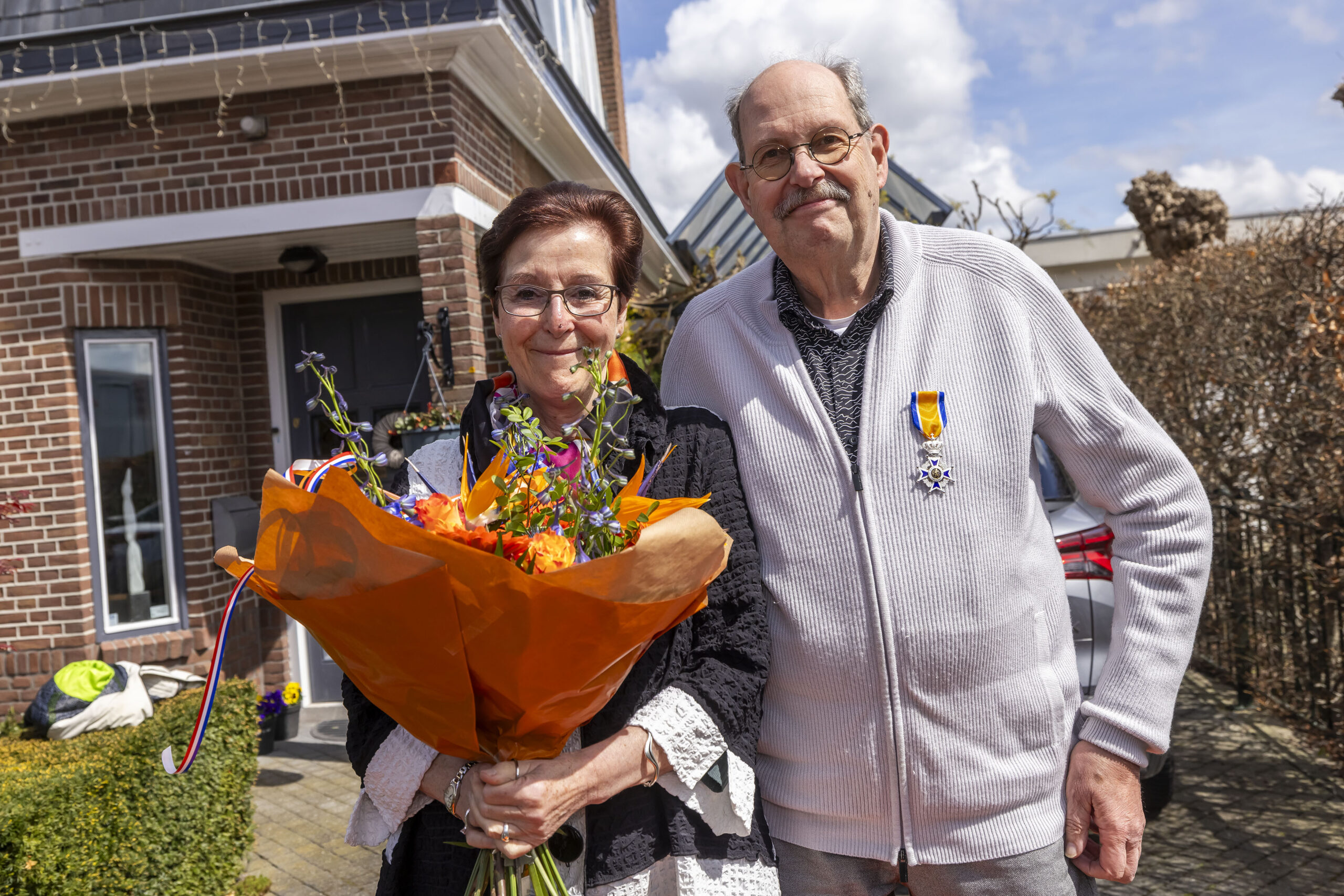 26042024 - wateringen,  
De heer E.R. (Eric) Borggreve uit Wateringen - Ridder in de Orde van Oranje-Nassau

Is sinds 2014 bestuurlijk actief (vanaf 2017 voorzitter) voor de Vereniging tot Belangenbehartiging van bungalowpark De Klepperstee, met 122 vakantiewoningen. Gedurende 9 jaar vervult hij de functie van voorzitter van de Culturele Raad Wateringen-Kwintsheul en is sinds 2016 actief voor vrijwilligersorganisatie Vitis Welzijn als bestuurscoach bij de bestuurdersbank en als bezoeker informatief huisbezoek. Sinds 2017 is hij lid van de Raad van Bestuur van Cultuurweb Westland. Gedurende lange tijd actief in de politiek voor de Partij van de Arbeid (PvdA), sinds 2002 tot aan de herindeling naar gemeente Westland (1-1-2004) raadslid voor de gemeente Wateringen en gedurende 9 maanden (2002/2003) lid van de Provinciale Staten van Zuid-Holland. Vier jaar voorzitter van PvdA, afdeling Westland (2004-2008) en wethouder en tevens gemeenteraadslid (1981-1994) voor de gemeente Rheden.


Gemeente Westland
© Thierry Schut