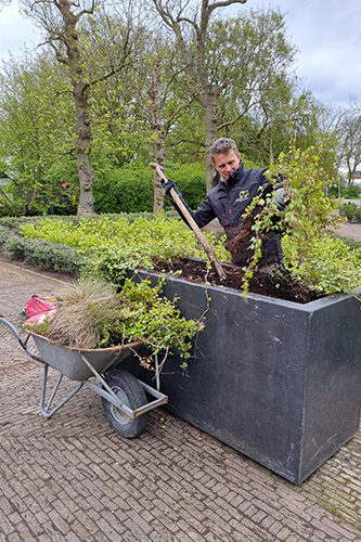 Wietse-vult-plantenbak-voor-de-hofboerderij