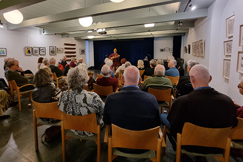 20251214-bezoekers-genieten-van-optreden-esdor-van-elten