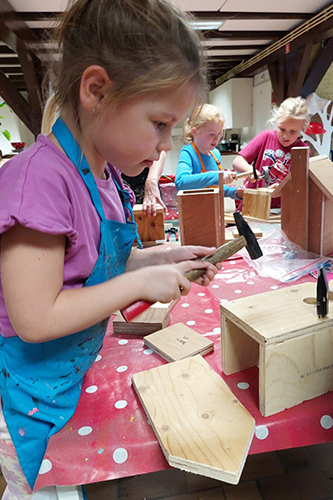 nestkastproject_knutselen-met-de-kunstenaars-2